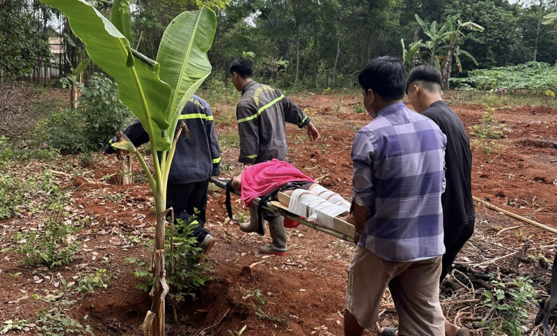 Cảnh sát chui xuống giếng sâu 35 mét trong vườn cây cứu người đàn ông gặp nạn -0