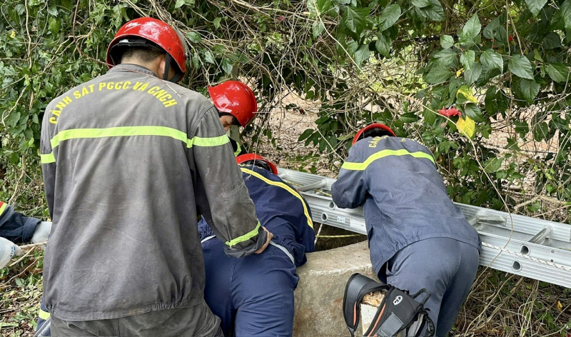 Cảnh sát chui xuống giếng sâu 35 mét trong vườn cây cứu người đàn ông gặp nạn -0