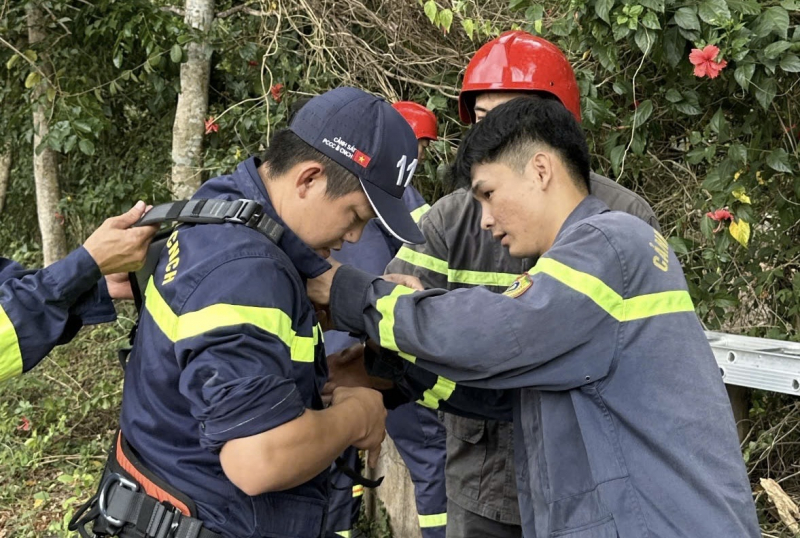 Cảnh sát chui xuống giếng sâu 35 mét trong vườn cây cứu người đàn ông gặp nạn -0