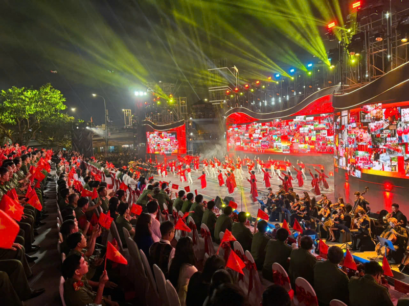 Gala “Tổ quốc bình yên” - Bản hùng ca vang lên trên dòng sông Hàn -1