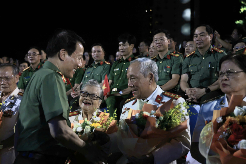Gala “Tổ quốc bình yên” - Bản hùng ca vang lên trên dòng sông Hàn -0