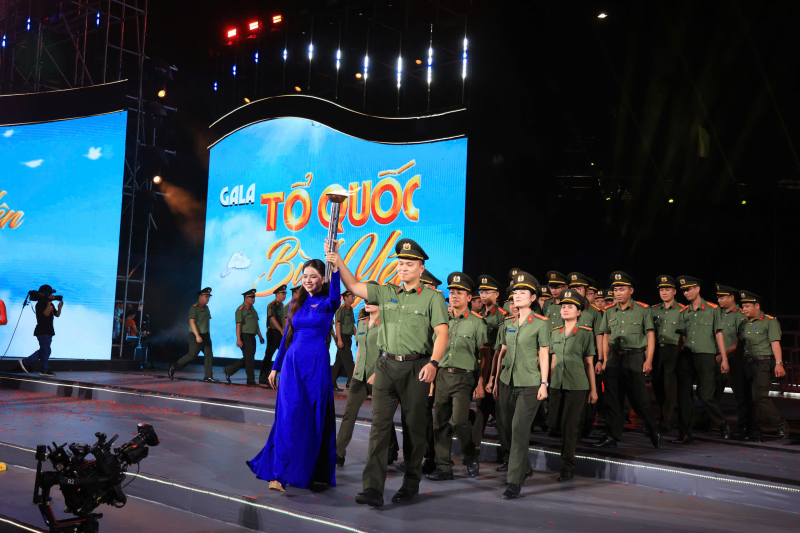 Gala “Tổ quốc bình yên” - Bản hùng ca vang lên trên dòng sông Hàn -1