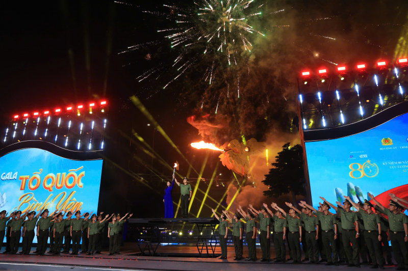 Gala “Tổ quốc bình yên” - Bản hùng ca vang lên trên dòng sông Hàn -2
