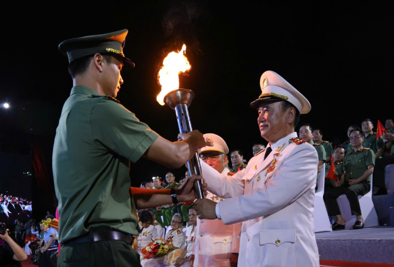 Gala “Tổ quốc bình yên” - Bản hùng ca vang lên trên dòng sông Hàn -0