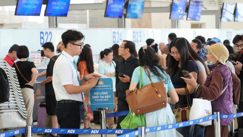 Gần 118.000 khách đổ về sân bay Nội Bài trong ngày cuối nghỉ lễ -0