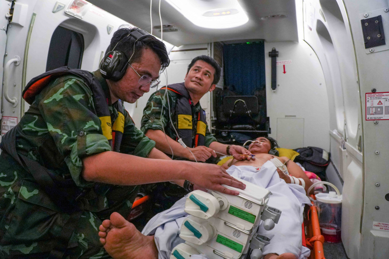 Vượt qua thách thức thời tiết, trực thăng đưa 2 bệnh nhân từ Trường Sa về đất liền điều trị -3