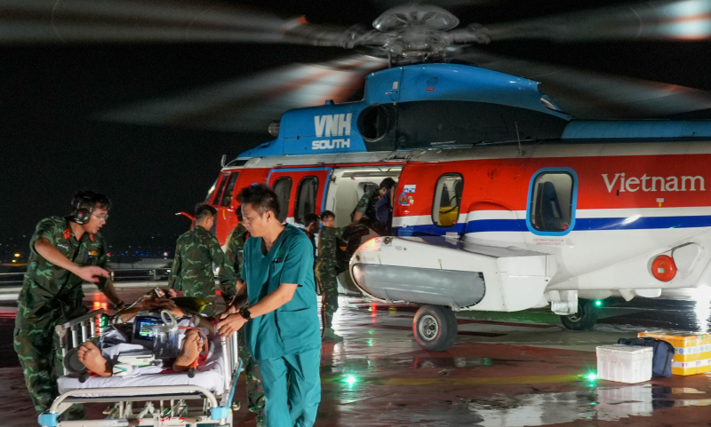 Vượt qua thách thức thời tiết, trực thăng đưa 2 bệnh nhân từ Trường Sa về đất liền điều trị -4