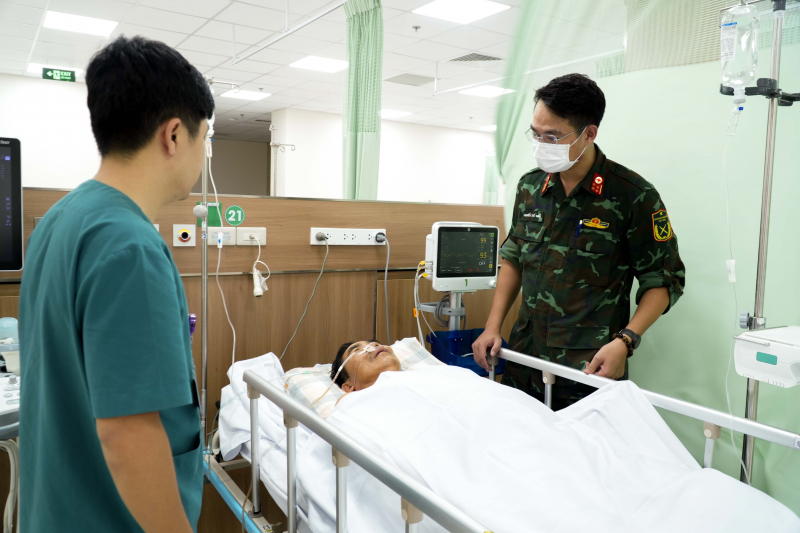 Vượt qua thách thức thời tiết, trực thăng đưa 2 bệnh nhân từ Trường Sa về đất liền điều trị -5