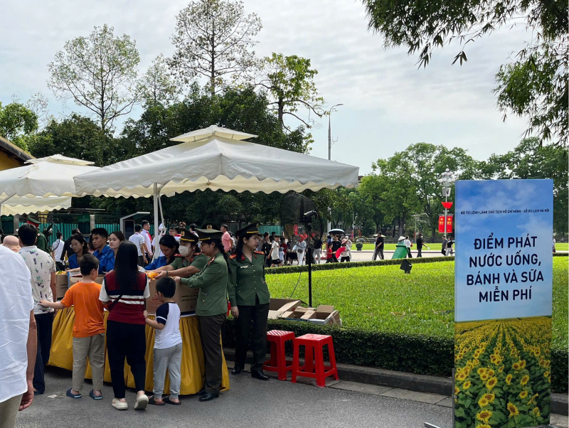 Hà Nội đón 1,35 triệu lượt khách, không có trường hợp bị xử phạt trong kỳ nghỉ lễ -0