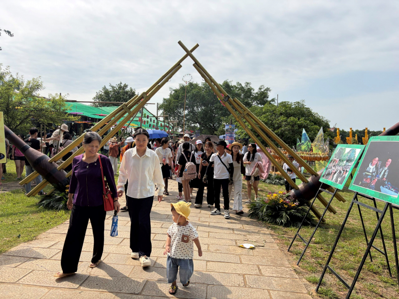 Hà Nội đón 1,35 triệu lượt khách, không có trường hợp bị xử phạt trong kỳ nghỉ lễ -0