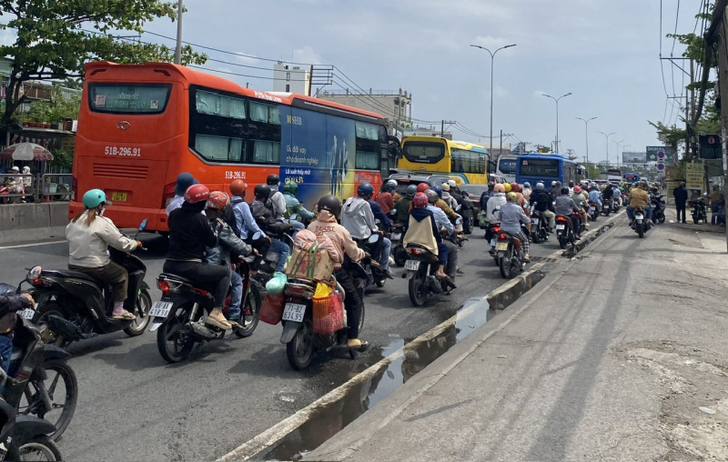 Giao thông TP Hồ Chí Minh tăng nhiệt  trong ngày cuối kỳ nghỉ lễ  -1