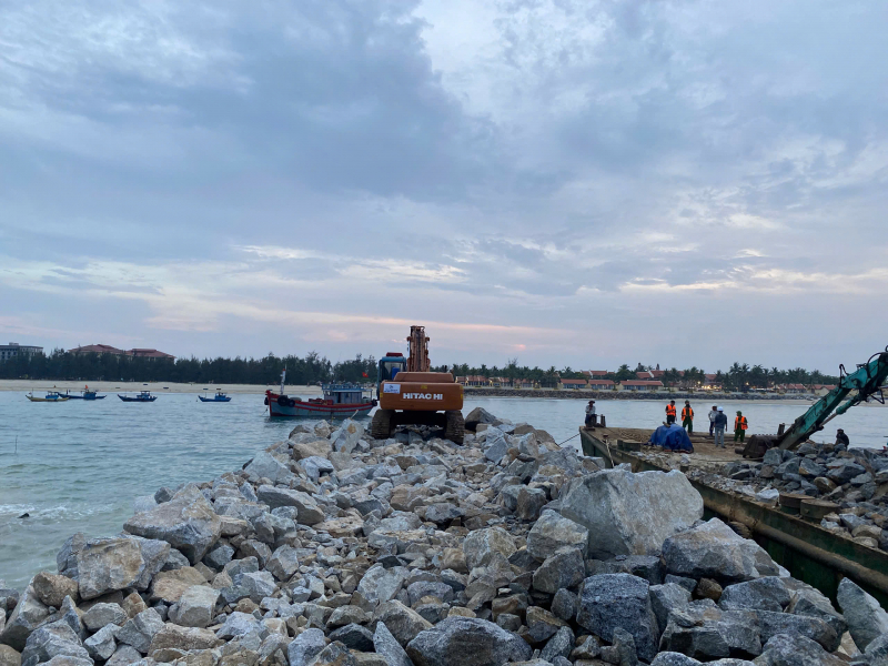 Đà Nẵng: “Kè chắn sóng nghìn tỷ ở Cửa Đại, thực hư thông tin ‘đổ chất thải’ xuống biển?” -0