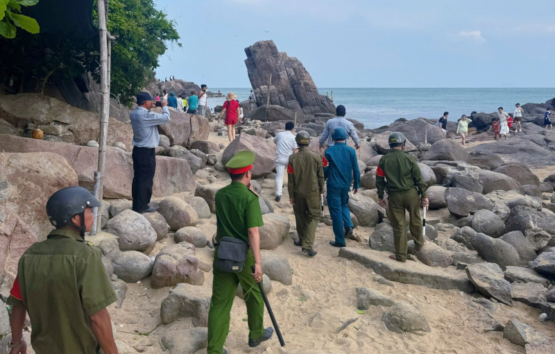 Bãi biển ven Bán đảo Sơn Trà “oằn mình” vì du lịch chui: Nhếch nhác, tiềm ẩn hiểm họa môi trường biển -0