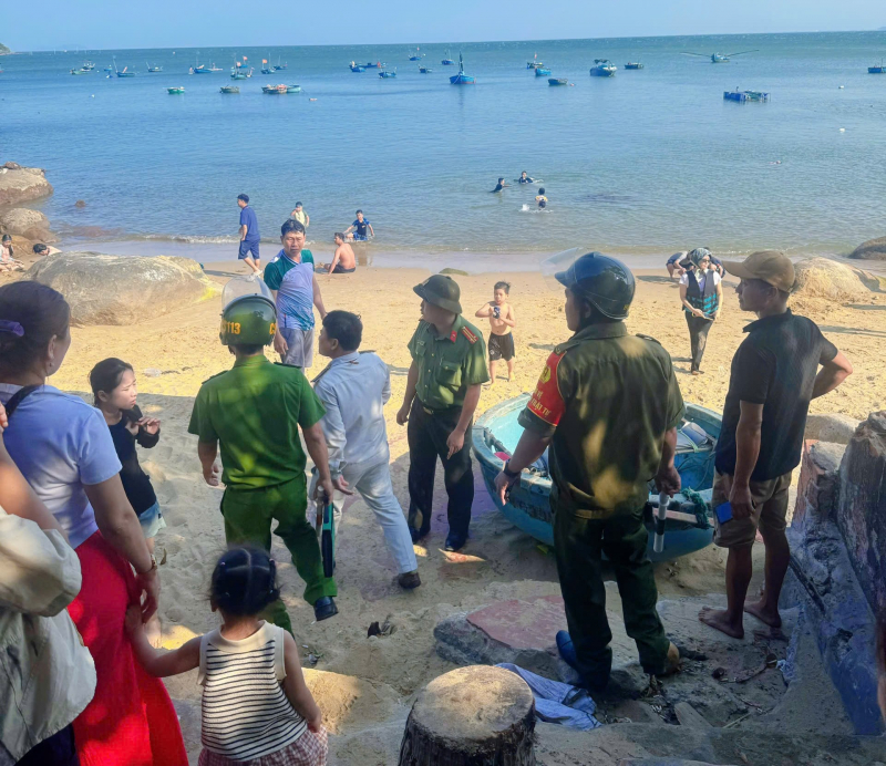 Bãi biển ven Bán đảo Sơn Trà “oằn mình” vì du lịch chui: Nhếch nhác, tiềm ẩn hiểm họa môi trường biển -1