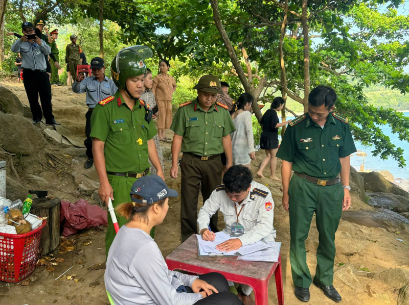 Bãi biển ven Bán đảo Sơn Trà “oằn mình” vì du lịch chui: Nhếch nhác, tiềm ẩn hiểm họa môi trường biển -1