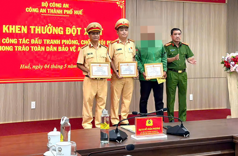 Khen thưởng đột xuất tài xế Grab và 2 CSGT dũng cảm truy bắt kẻ trộm iPhone của sinh viên -0