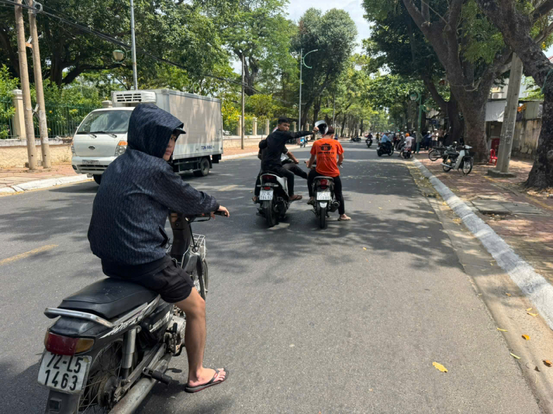 Bắt giữ 3 đối tượng dùng nón bảo hiểm đánh người ngay trên đường -1