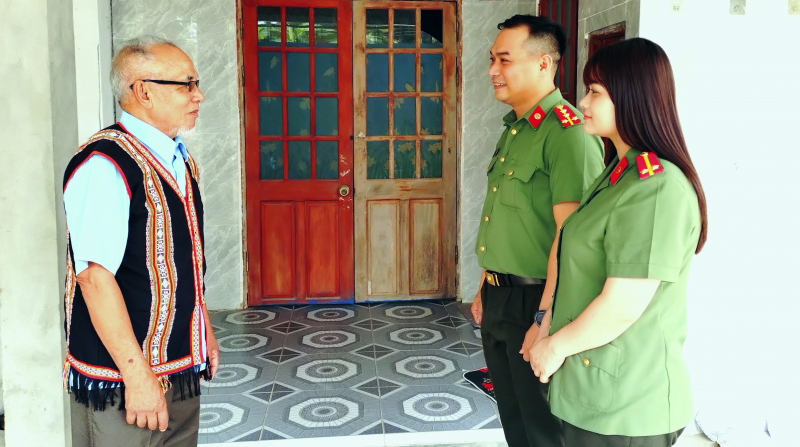 Đinh Văn Thép - Già làng Cơtu uy tín bên dốc Kiền -0
