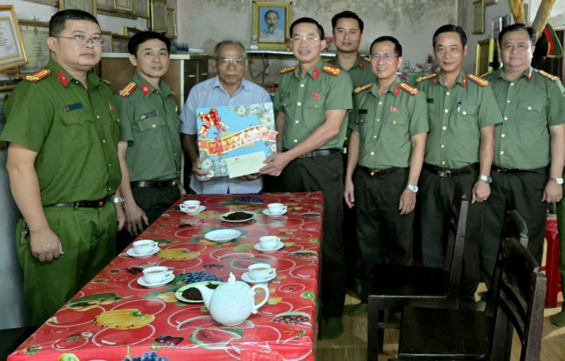 Đinh Văn Thép - Già làng Cơtu uy tín bên dốc Kiền -0