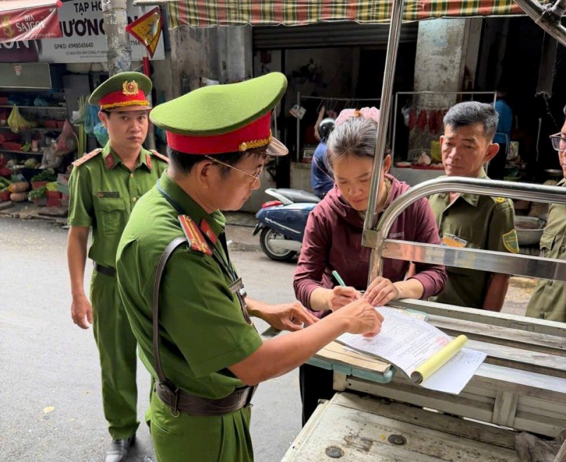 Quyết tâm lập lại trật tự đô thị: “Cuộc chiến” không khoan nhượng với vi phạm lòng, lề đường -1