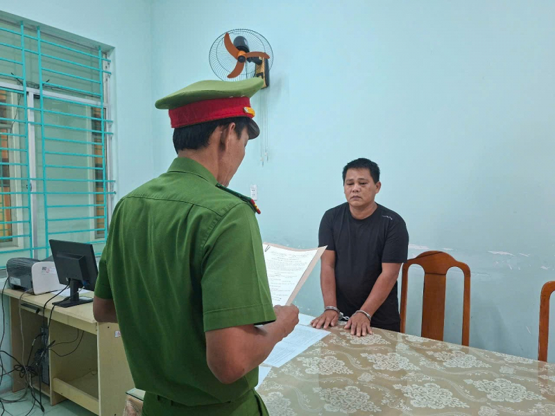 Quảng Ngãi: Bắt tạm giam đối tượng uống rượu say, cản trở đưa người đi cấp cứu và đập phá xe cứu thương -0
