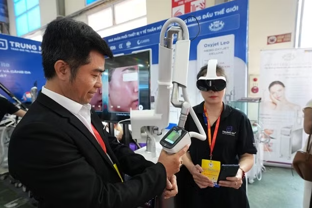 Int'l medical, pharmaceutical expo opens in Hanoi -0
