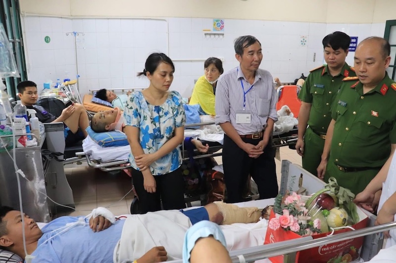 Lãnh đạo Công an TP Hà Nội thăm hỏi cán bộ Công an bị thương khi làm nhiệm vụ -0