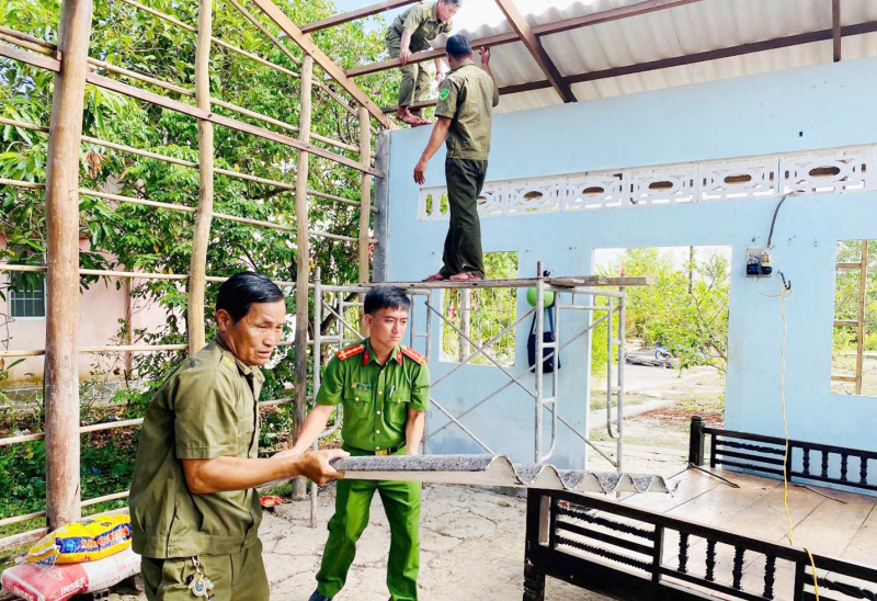 Công an Cà Mau “vượt nắng, thắng mưa” xây dựng nhà tình nghĩa -0