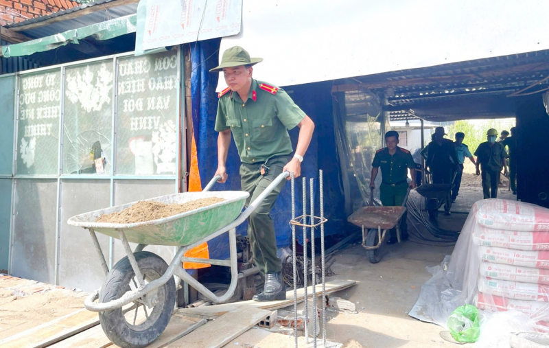 Công an Cà Mau “vượt nắng, thắng mưa” xây dựng nhà tình nghĩa -0
