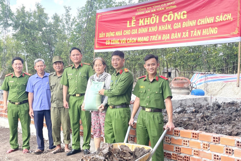 Công an Cà Mau “vượt nắng, thắng mưa” xây dựng nhà tình nghĩa -0