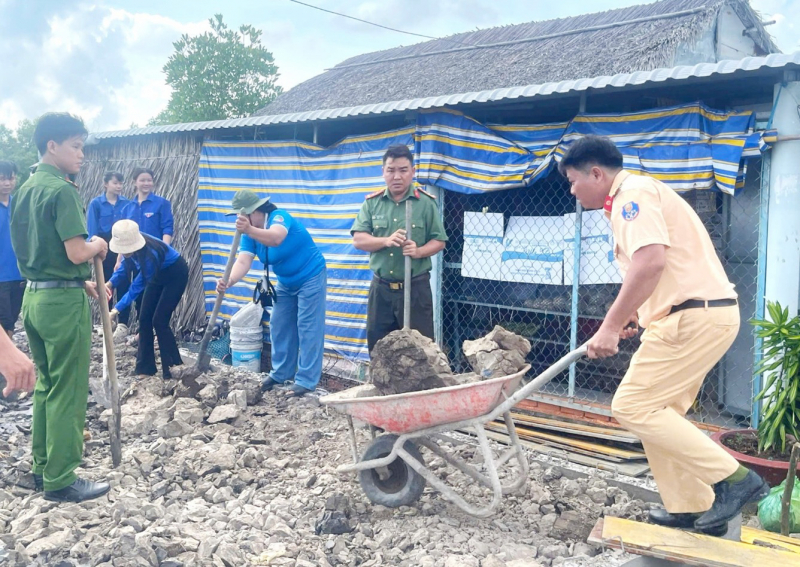 Công an Cà Mau “vượt nắng, thắng mưa” xây dựng nhà tình nghĩa -0