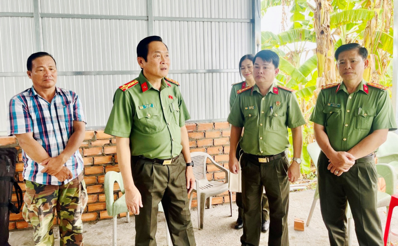 Công an Cà Mau “vượt nắng, thắng mưa” xây dựng nhà tình nghĩa -0