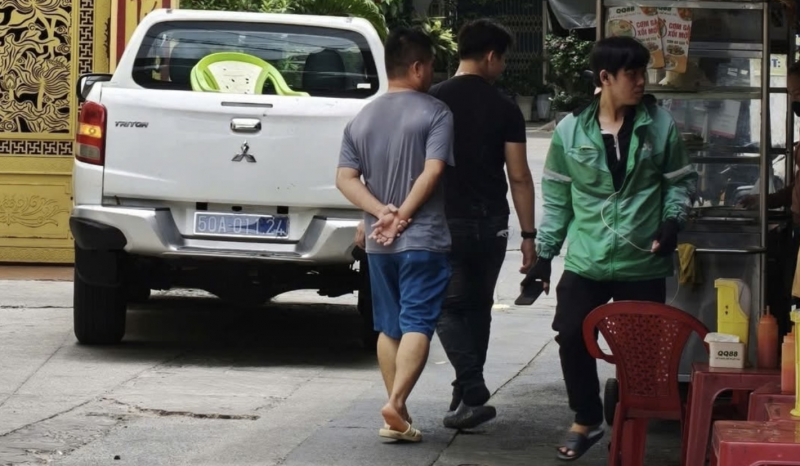 Bắt đối tượng ném chai xăng vào nhà dân rồi đâm người khiến 2 người bị thương  -0