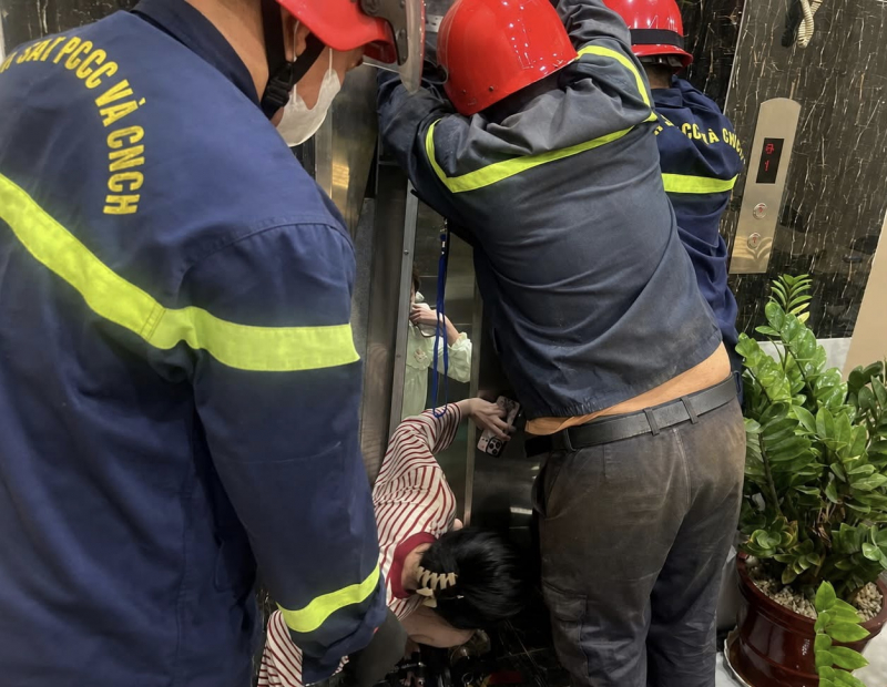 Cứu 2 người phụ nữ mắc kẹt trong thang máy toà nhà cho thuê  -0