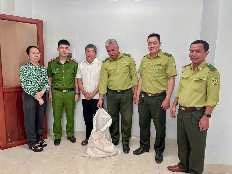 Bắt được trăn đất quý hiếm trong vườn nhà, người dân trình báo Công an -0
