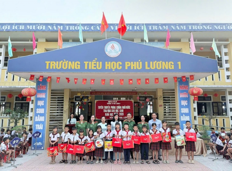 Lan tỏa nhiều nghĩa cử đẹp từ phong trào thi đua “Ba nhất” trong Phụ nữ Công an Cố đô Huế -0
