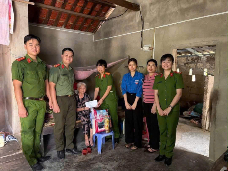 Lan tỏa nhiều nghĩa cử đẹp từ phong trào thi đua “Ba nhất” trong Phụ nữ Công an Cố đô Huế -1