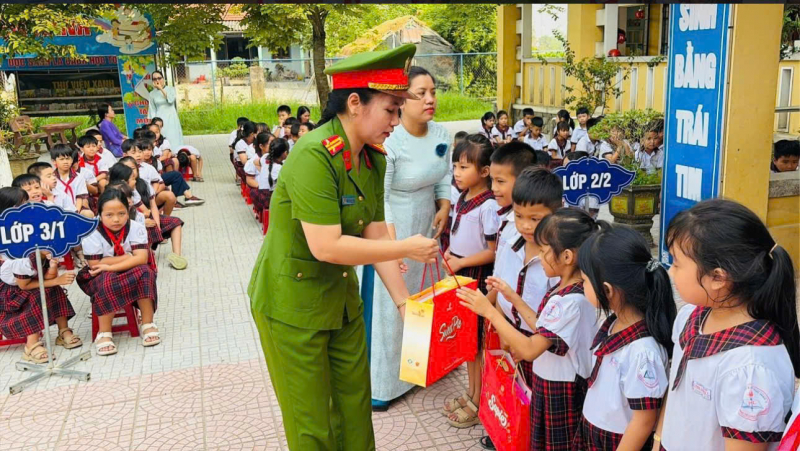Lan tỏa nhiều nghĩa cử đẹp từ phong trào thi đua “Ba nhất” trong Phụ nữ Công an Cố đô Huế -1