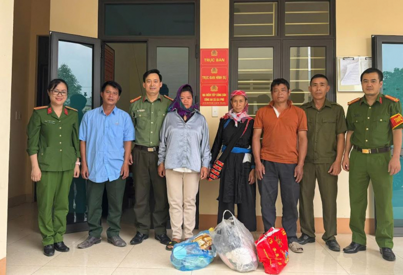 Giúp người phụ nữ bị lạc khi đi khám bệnh đoàn tụ với gia đình -0