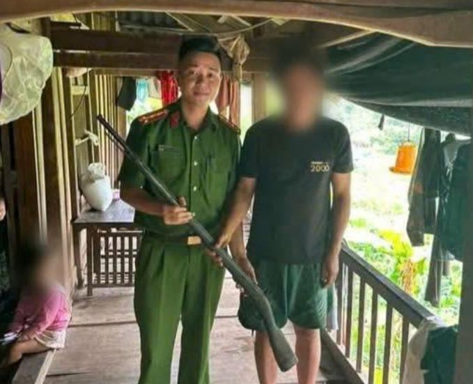 Người dân tự nguyện giao nộp 505 viên đạn cho Công an xã Cần Yên -0