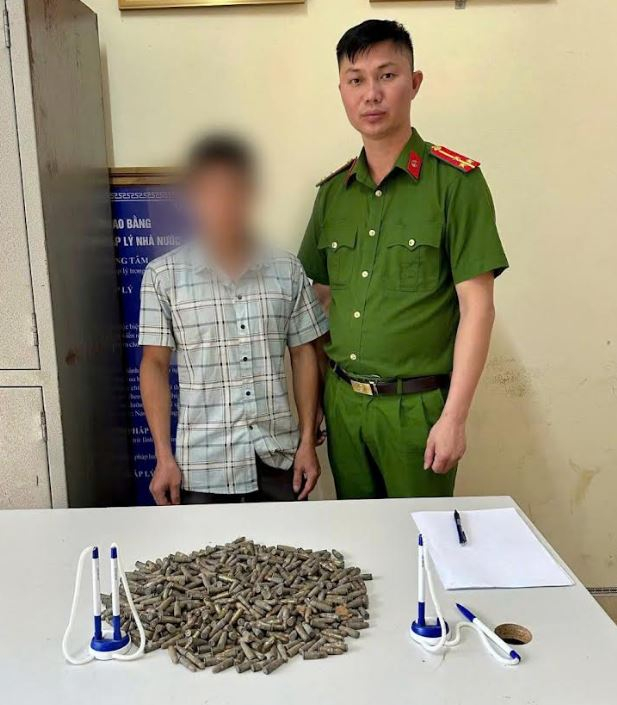 Người dân tự nguyện giao nộp 505 viên đạn cho Công an xã Cần Yên -1