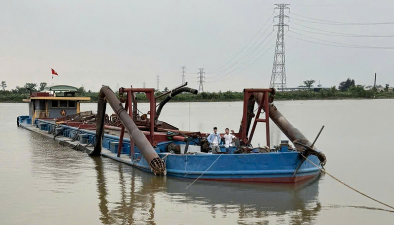 Công an tỉnh Ninh Bình tìm chủ của chiếc tàu khai thác cát trái phép trên sông Hồng -0