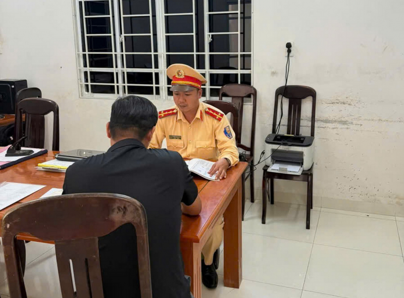                  Xe đầu kéo vượt qua đường sắt tông gãy cần chắn -0