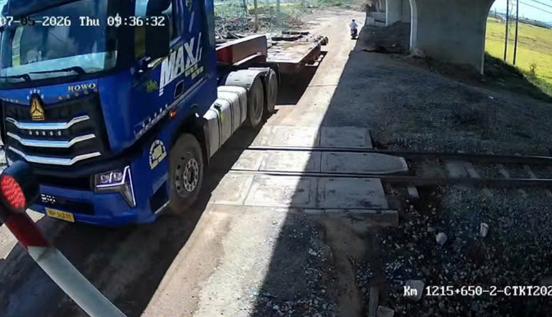                  Xe đầu kéo vượt qua đường sắt tông gãy cần chắn -0