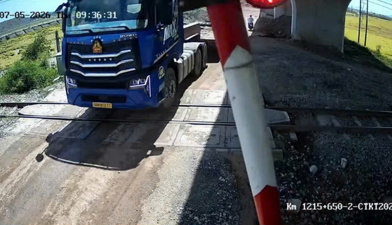                  Xe đầu kéo vượt qua đường sắt tông gãy cần chắn -0