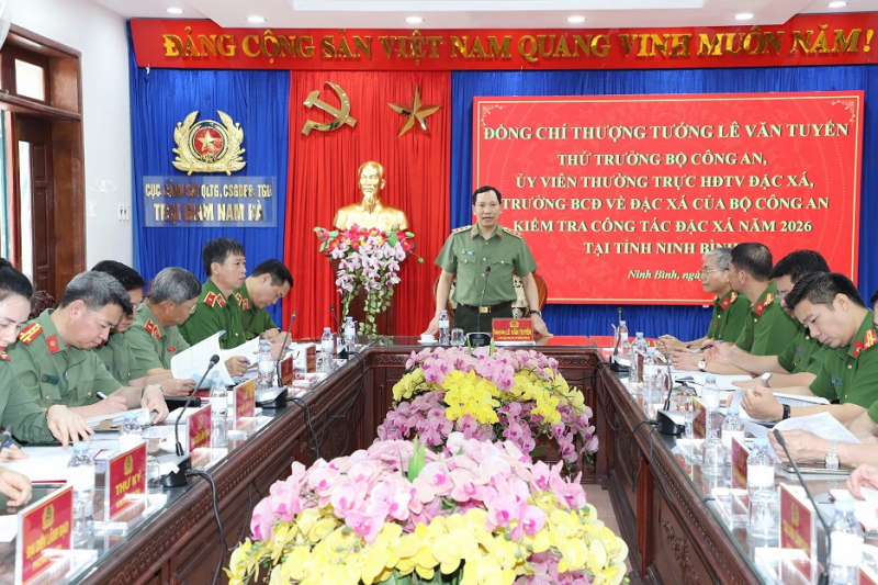 Deputy Minister Le Van Tuyen inspects operations at Ninh Binh provincial police, Nam Ha and Ninh Khanh prisons -0