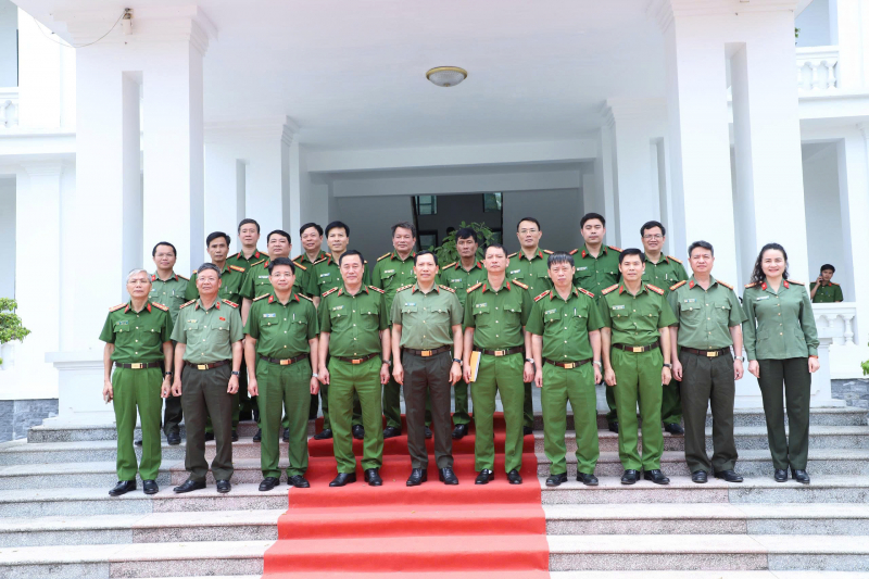Deputy Minister Le Van Tuyen inspects operations at Ninh Binh provincial police, Nam Ha and Ninh Khanh prisons -0