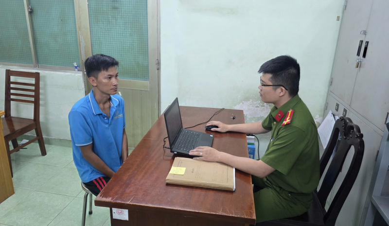 Tạm giữ khẩn cấp “cha dượng” đánh con riêng của vợ  -1