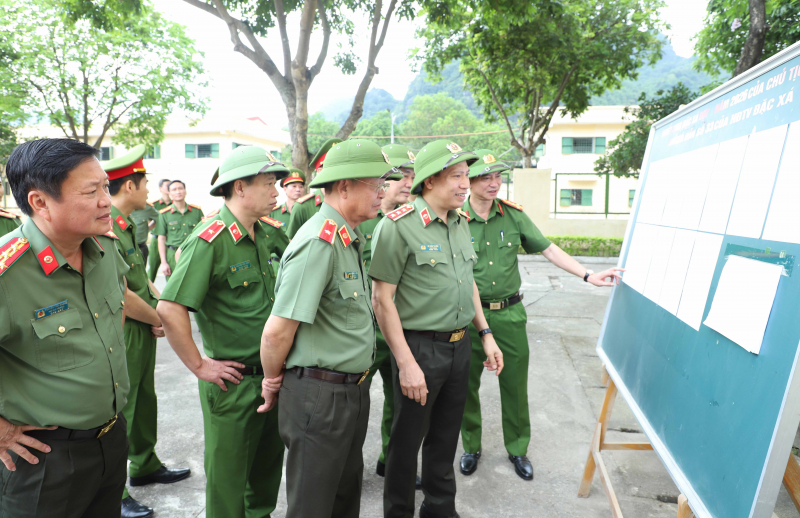 Deputy Minister Le Van Tuyen inspects operations at Ninh Binh provincial police, Nam Ha and Ninh Khanh prisons -3