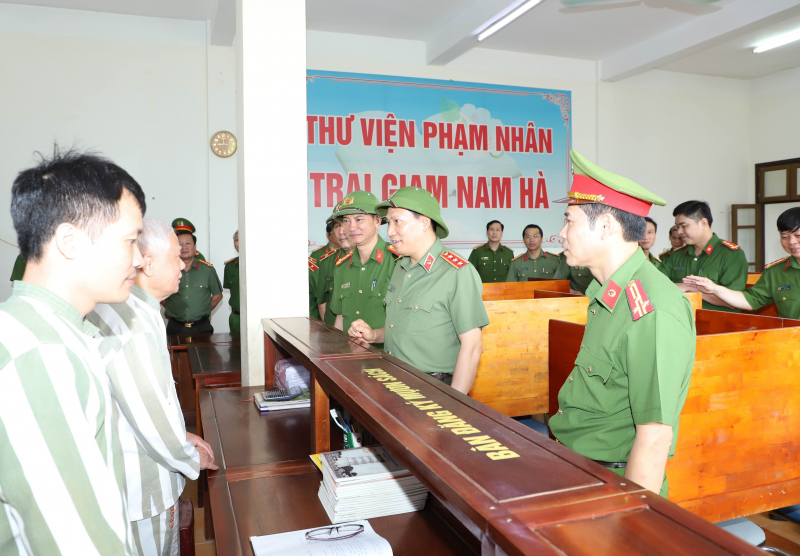 Deputy Minister Le Van Tuyen inspects operations at Ninh Binh provincial police, Nam Ha and Ninh Khanh prisons -4
